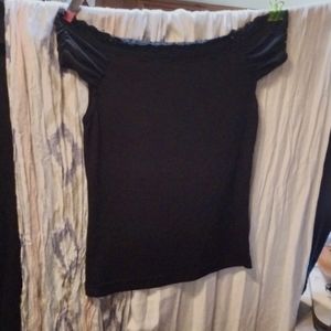 BLACK NO BOUNDARY COLD SHOULDER TOP L